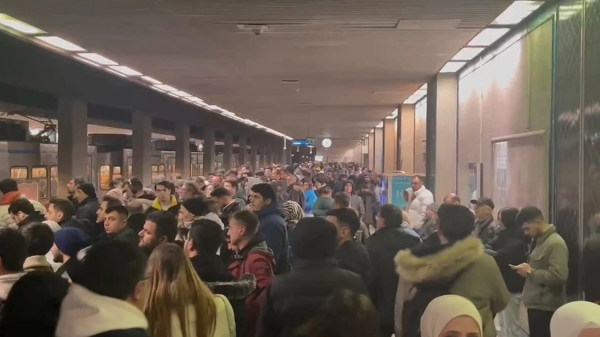 İstanbul metrosunda akşam çilesi: Teknik arıza seferleri durdurdu