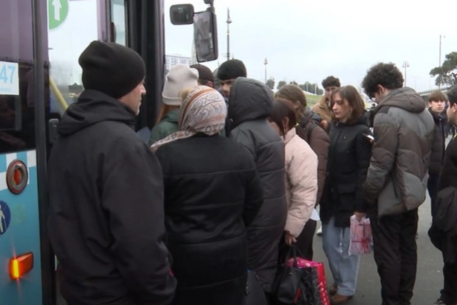 Hər iki qapısı açıq şəkildə hərəkətdə olan 105 nömrəli avtobusla bağlı AÇIQLAMA