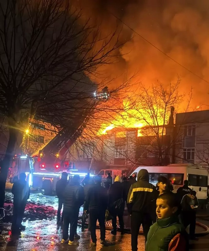 Avcılar'da yangın dehşeti: 3 bina alevlere teslim oldu