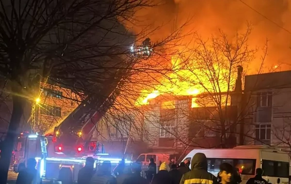 Avcılar'da yangın dehşeti: 3 bina alevlere teslim oldu