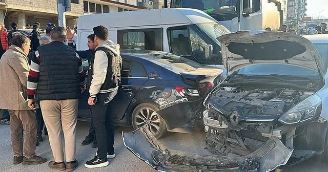 Hatay'da kamyon terörü: Freni patladı, 5 araca çarptı