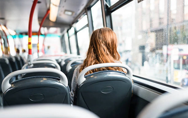 Avtobusdan düşüb yolu keçən tələbə qızı maşın vurub öldürdü