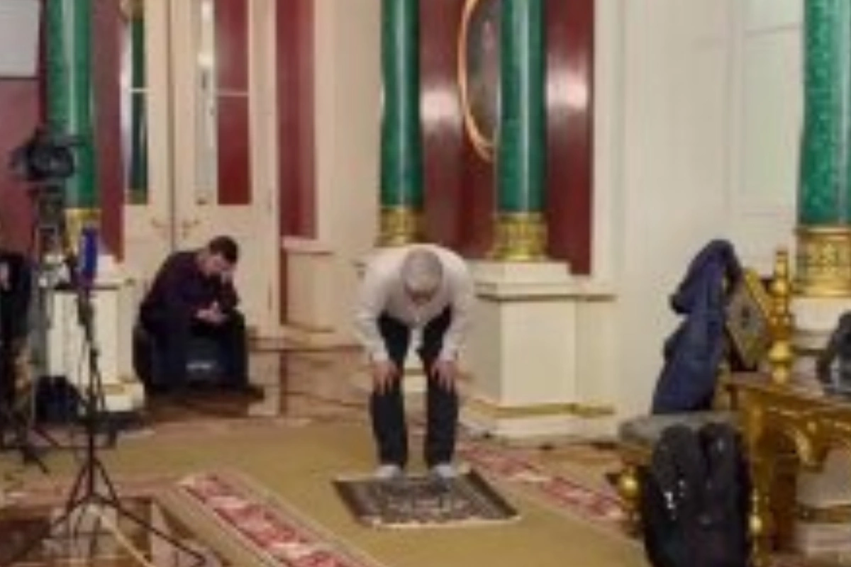 Pezeşkianın nümayəndə heyəti Kremldə namaz qıldı