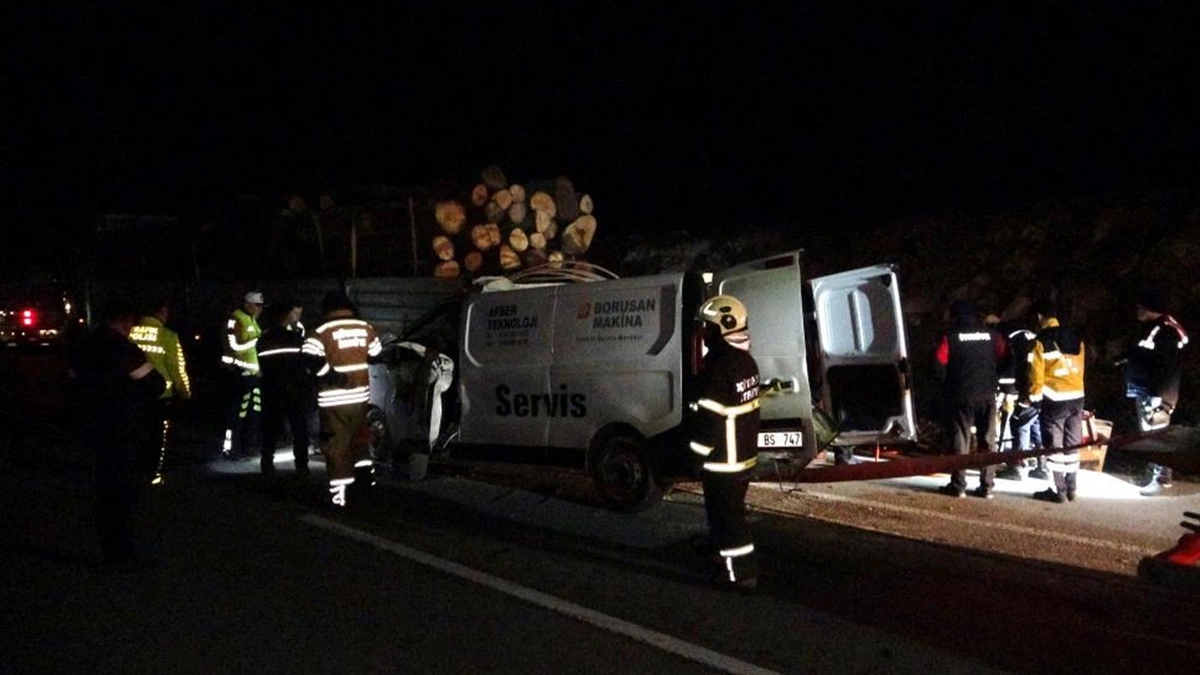 Kütahya'da feci kaza: Kamyonet tomruk yüklü tıra çarptı, 1 ölü 1 yaralı