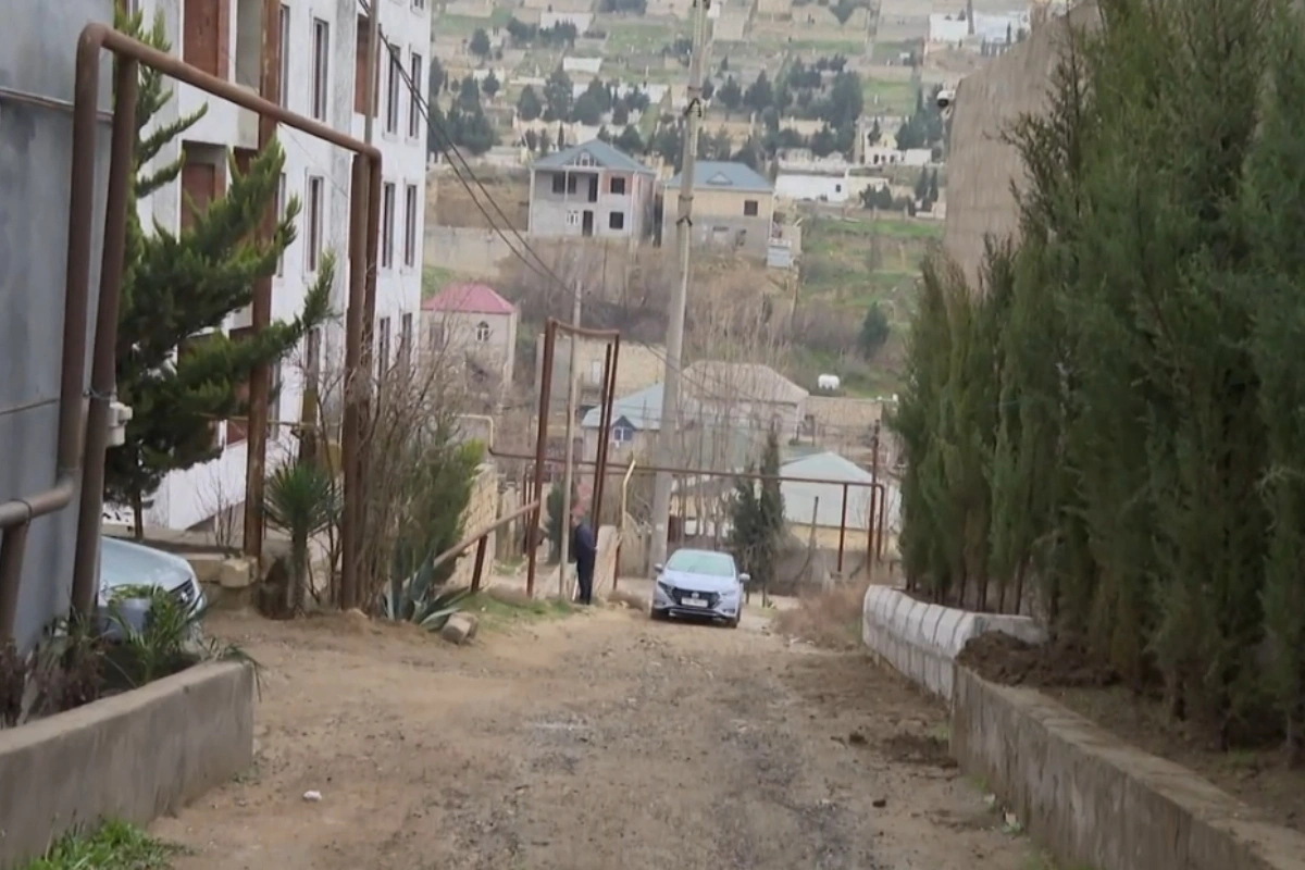 Bakıda məktəbin hasarı fərdi evin həyətindən keçir - Sakinlərdən ŞİKAYƏT