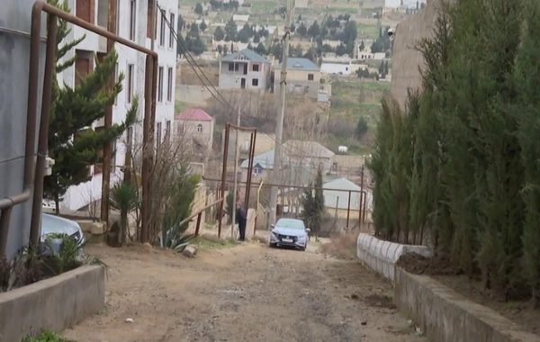 Bakıda məktəbin hasarı fərdi evin həyətindən keçir - Sakinlərdən ŞİKAYƏT