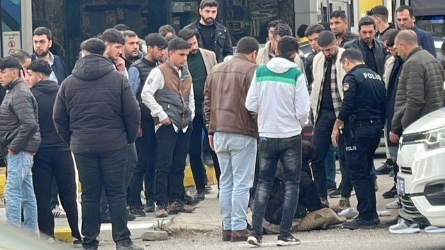 Şanlıurfa'da bıçaklı tehdit: Mahalleli saldırganı dövdü