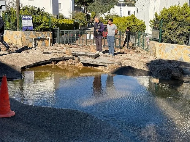 Bodrum'da utanç verici manzara: Su hattı patladı, yollar çöktü