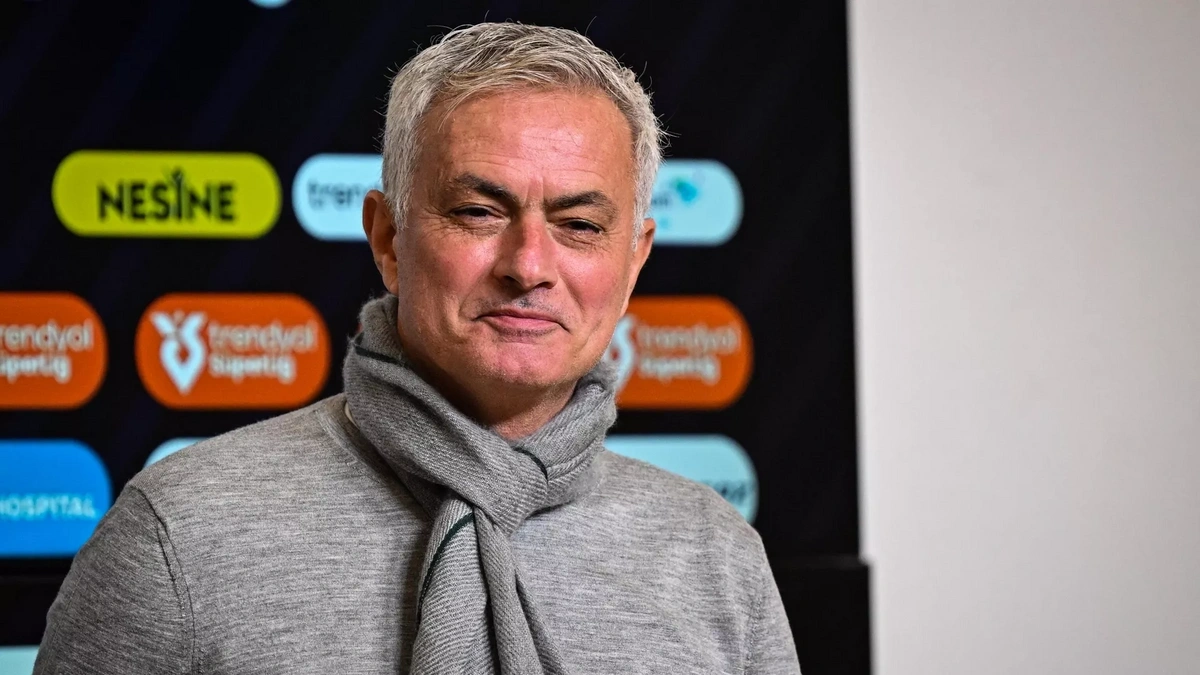 Mourinyo mətbuat konfransına gecikdiyi üçün üzr istəyib: "Bağışlayın, kabab çox gözəl idi"