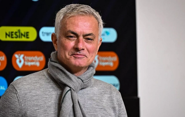 Mourinyo mətbuat konfransına gecikdiyi üçün üzr istəyib: "Bağışlayın, kabab çox gözəl idi"