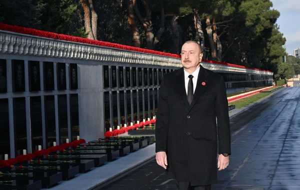 Azerbaycan Cumhurbaşkanı İlham Aliyev 20 Ocak şehitlerinin hatırasını andı