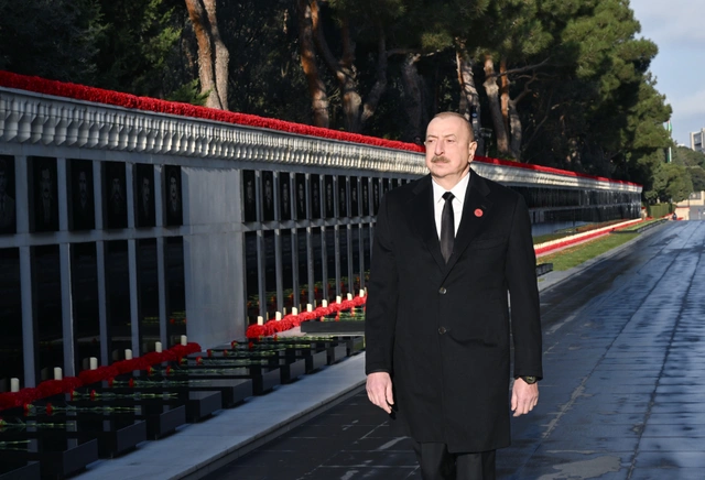 Azerbaycan Cumhurbaşkanı İlham Aliyev 20 Ocak şehitlerinin hatırasını andı