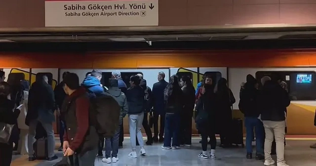 Kadıköy-Sabiha Gökçen metro hattında elektrik krizi: Binlerce yolcu mağdur oldu