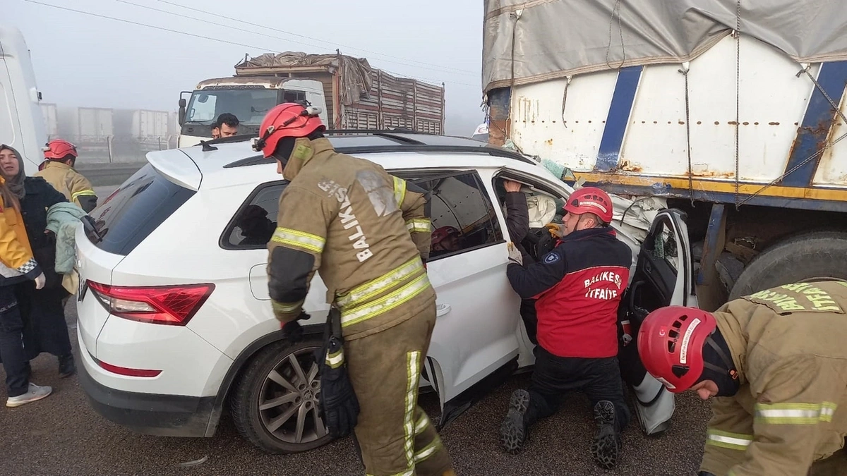 Balıkesir'de feci kaza: Otomobil kamyona çarptı, 5 kişi yaralandı