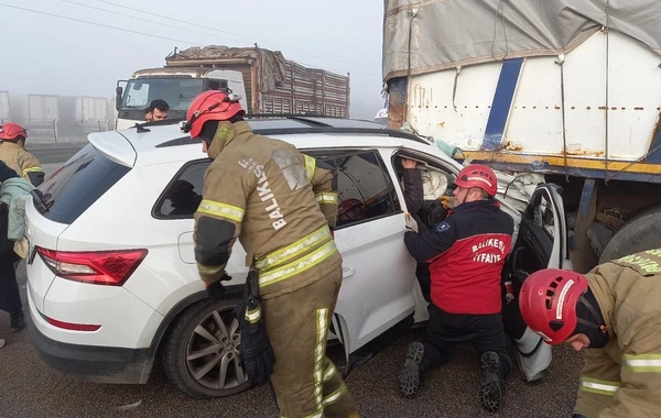 Balıkesir'de feci kaza: Otomobil kamyona çarptı, 5 kişi yaralandı