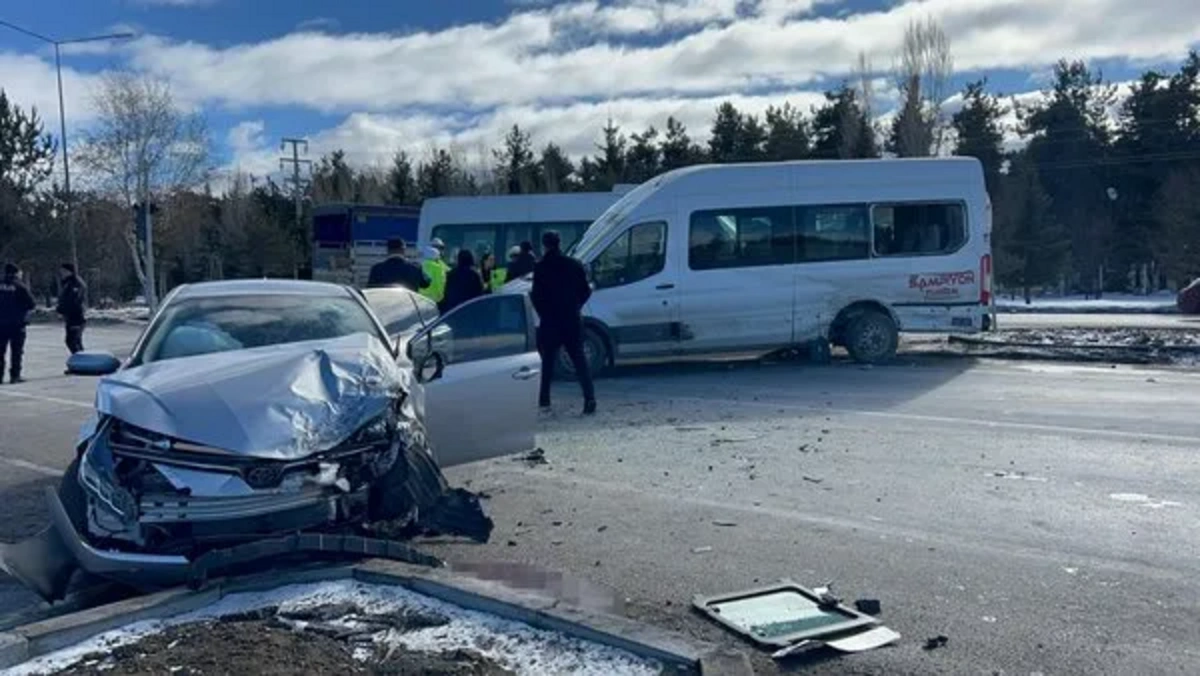 Erzurum'da feci kaza: Minibüs ve otomobil çarpıştı, 6 yaralı