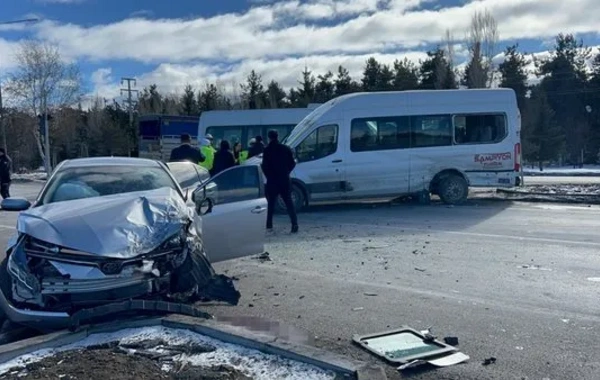 Erzurum'da feci kaza: Minibüs ve otomobil çarpıştı, 6 yaralı