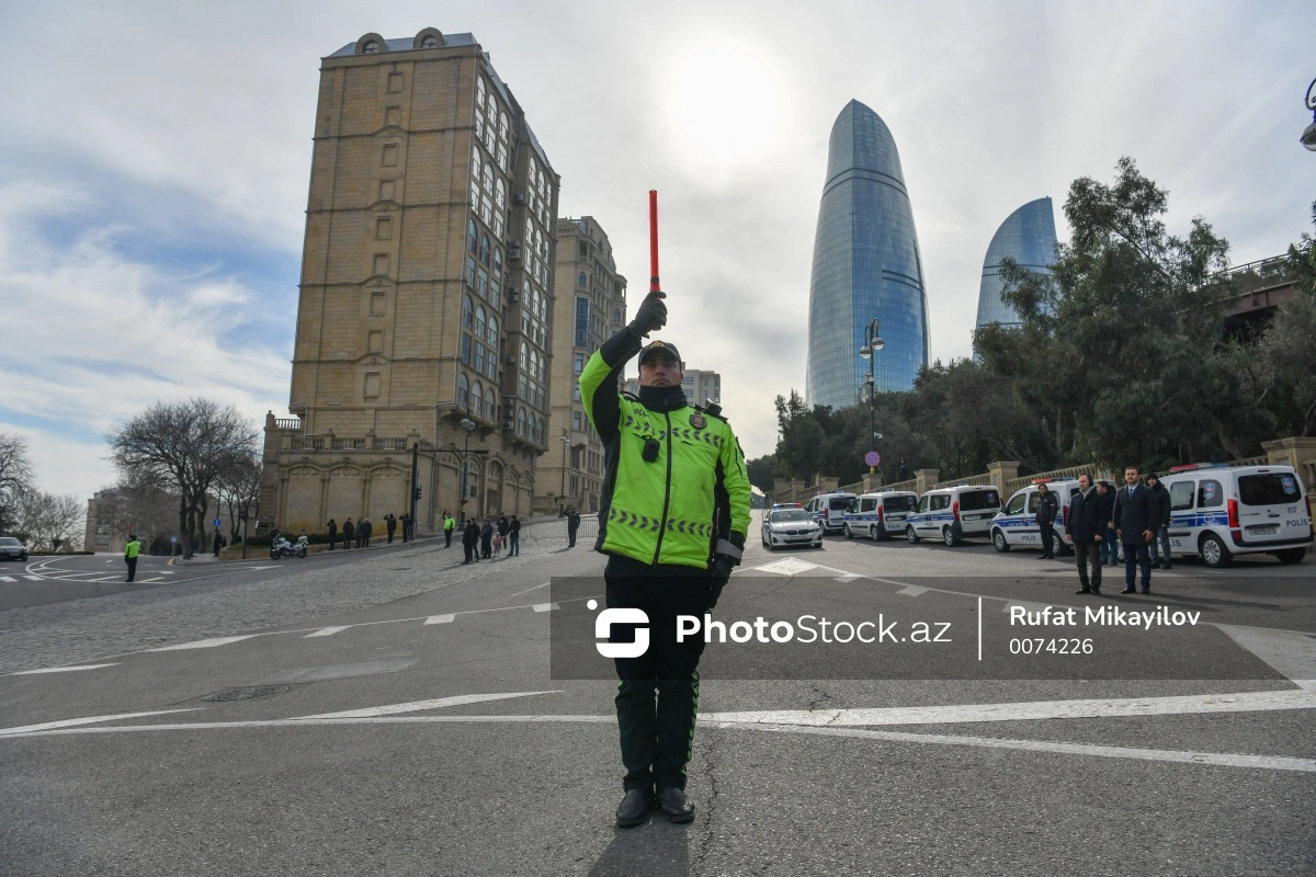 Азербайджан почтил память жертв трагедии 20 Января минутой молчания