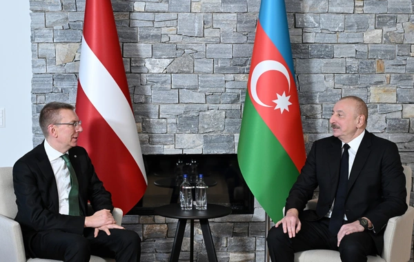 Azerbaycan Cumhurbaşkanı İlham Aliyev Davos'ta Letonya'lı mevkidaşı ile görüştü