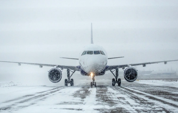 Yağan güclü qar Astana aeroportunun işini iflic edib