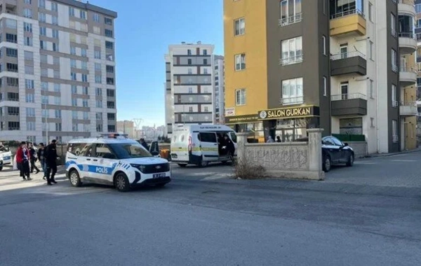 Özel harekat polisi evinde ölü bulundu