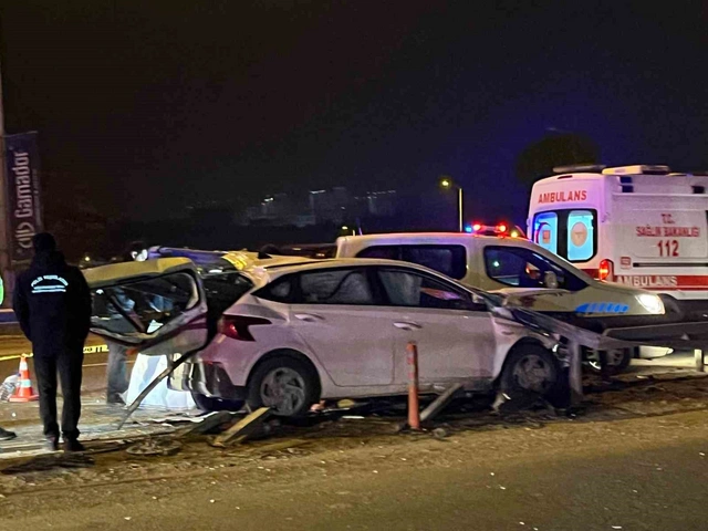 Ankara'da korkunç kaza: Otomobil ok gibi bariyerlere saplandı