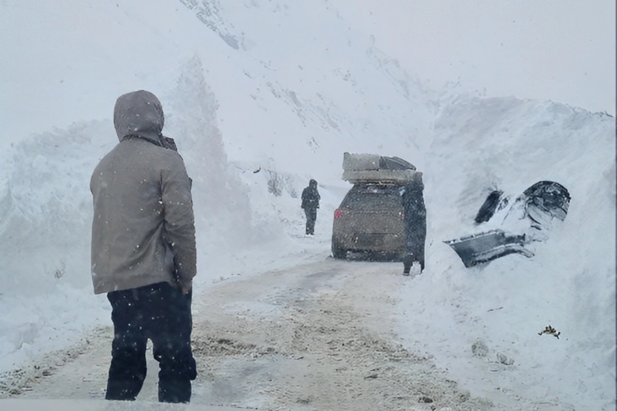 Kırgızistan'da 7 araç çığ altında kaldı