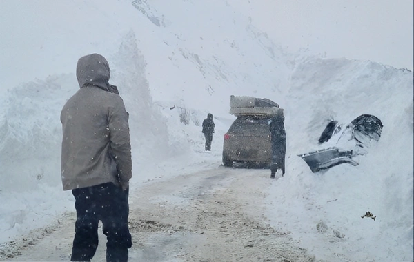 В Кыргызстане лавина накрыла семь автомобилей