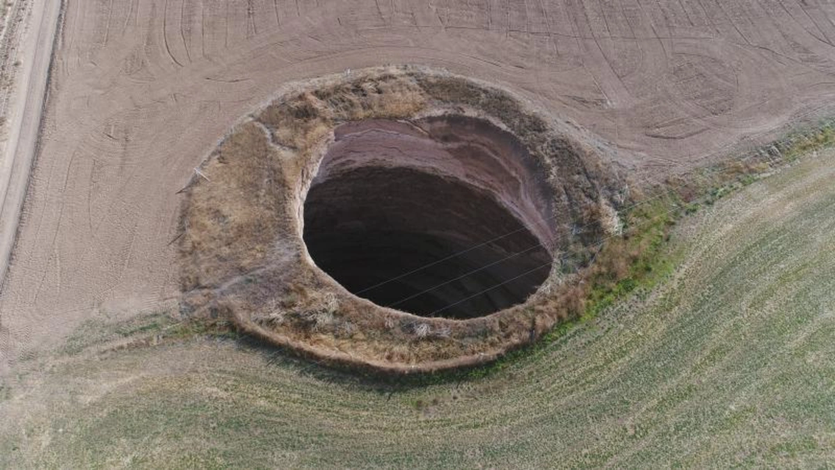 Konya'da yeni bir obruk dehşeti: 25 metre derinliğinde çukur oluştu