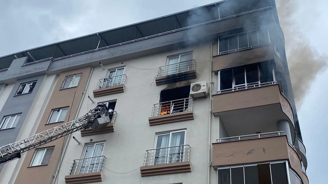 Osmaniye'de bir apartmanda çıkan yangında mahsur kalan 8 kişi kurtarıldı