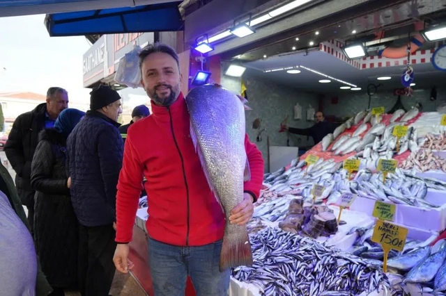 Uzun zamandır görülmeyen dev minekop balığı, 10 dakikada 6 bin TL'ye satıldı