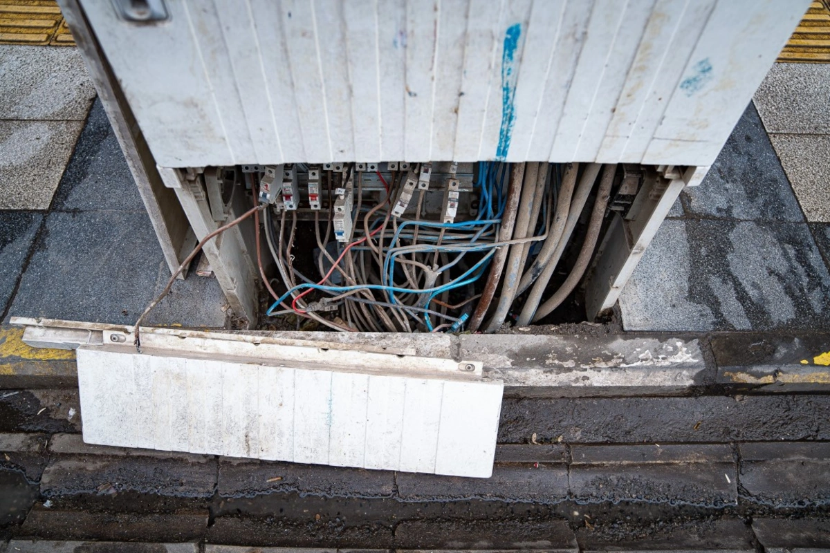 Dicle Elektrik'in kırık ve açık panoları tehlike saçıyor