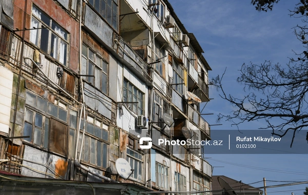 В Баку жильцы аварийного здания боятся ночевать в своих квартирах