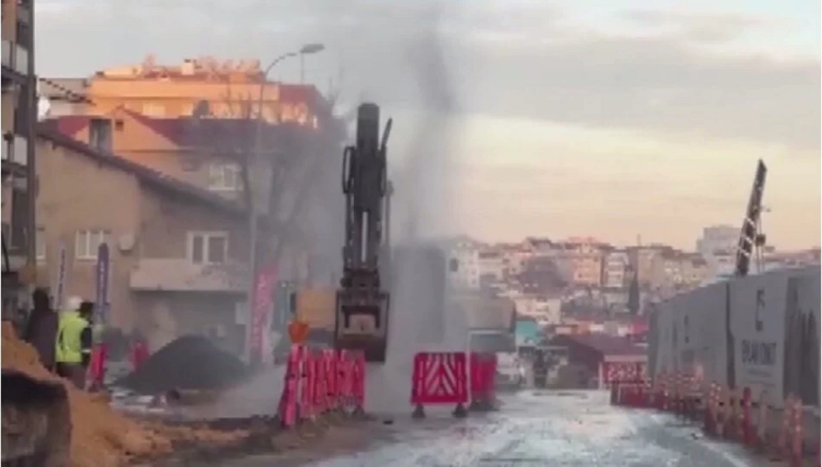 Kadıköy'de su borusu patladı, tazyikli su metrelerce yükseğe fışkırdı