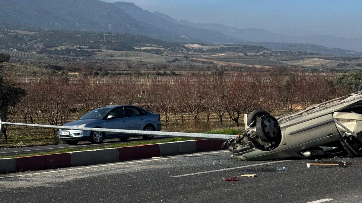 Feci kaza: Aydınlatma direğine çarpan otomobil hurdaya döndü, 2 yaralı