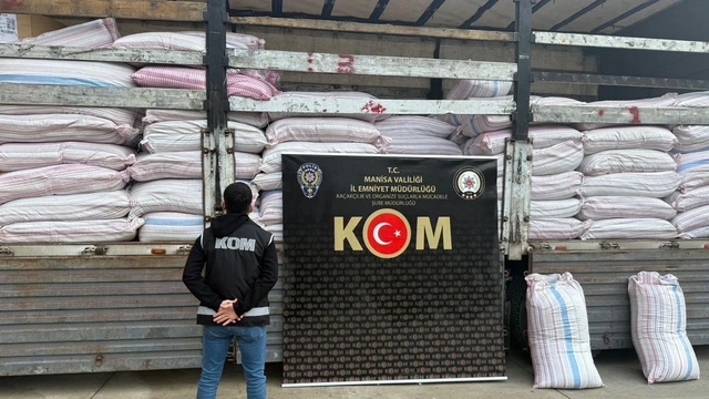 Manisa'da kaçak tütün operasyonu: 6 ton 200 kilo ele geçirildi