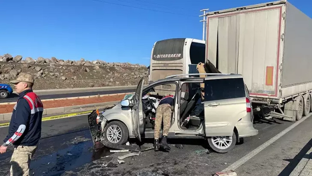 Siverek'te korkunç kaza: Hafif ticari araç TIR'ın altında kaldı