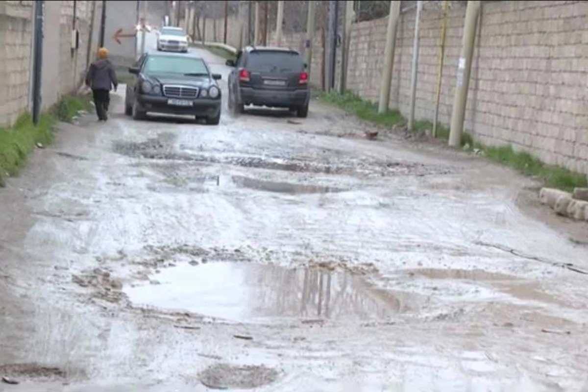 Дорога в бакинском поселке в плачевном состоянии: водители автобусов отказываются по ней ездить