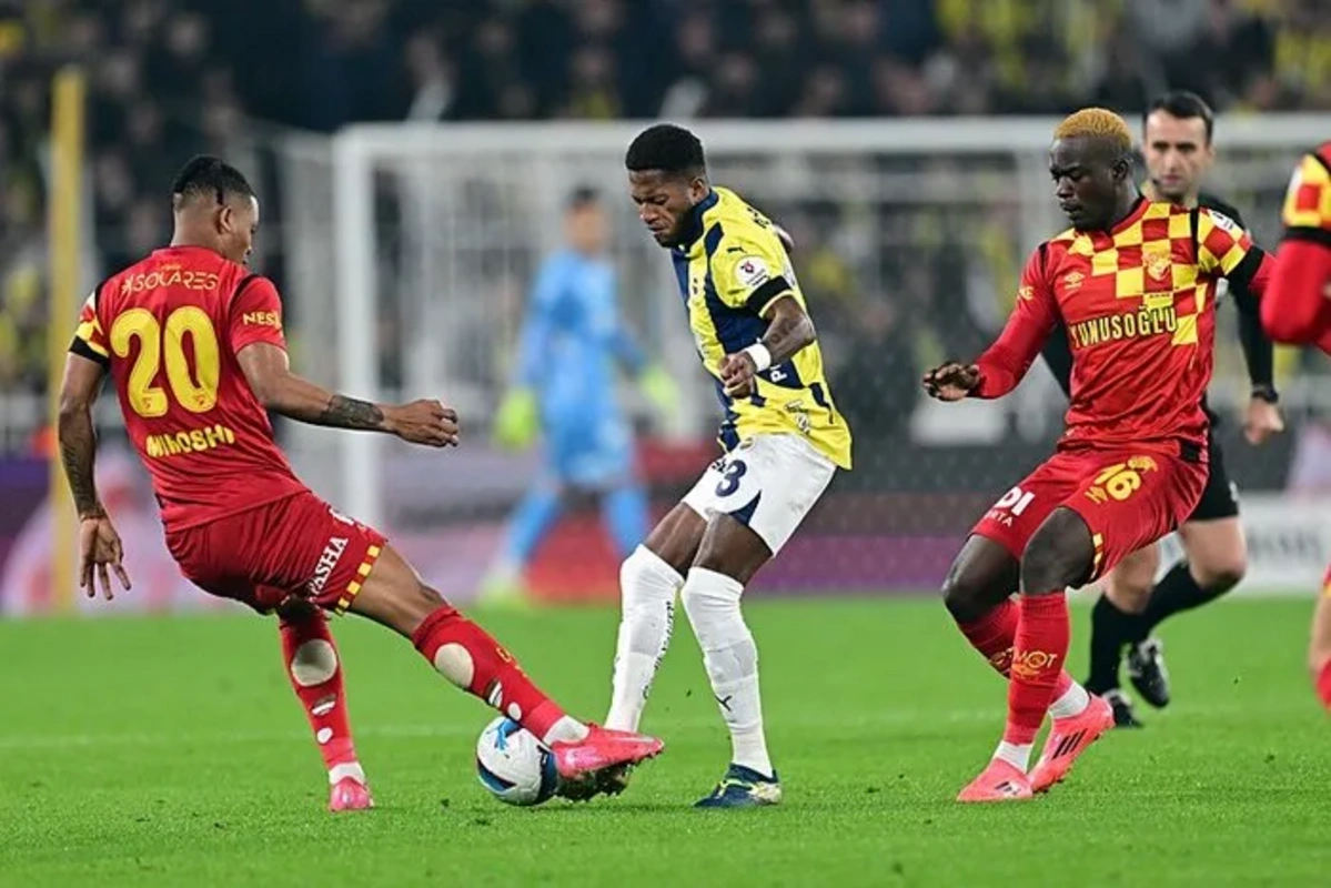 Türkiye Süper Ligi: Fenerbahçe, Göztepe engelini zorlu bir mücadeleyle aştı