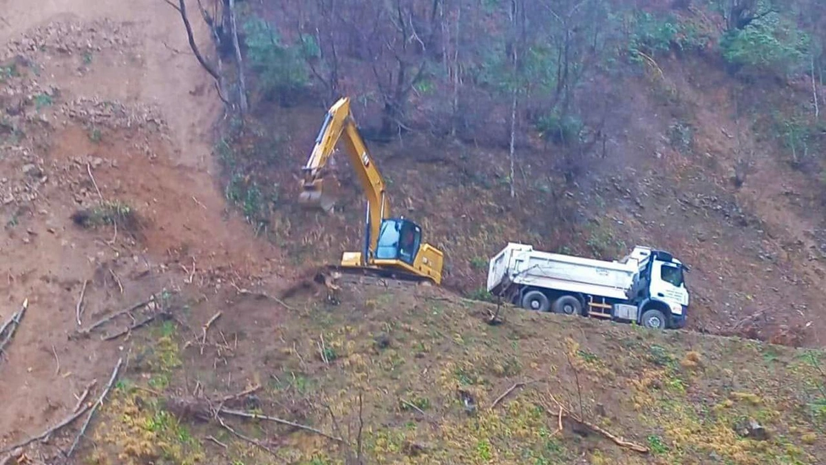 Giresun'da heyelan nedeniyle köy yolu ulaşıma kapandı