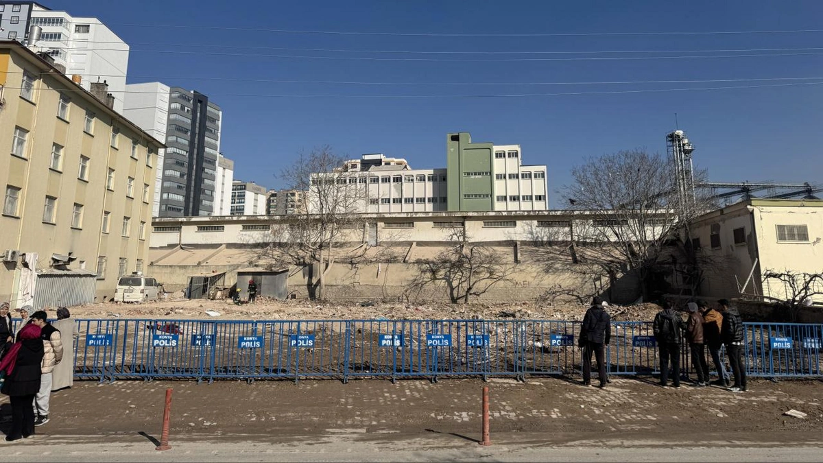 Konya'da çöken binanın bulunduğu cadde yeniden trafiğe açıldı