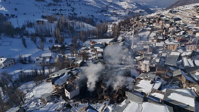 Erzurum'da yangın: 6 ev zarar gördü