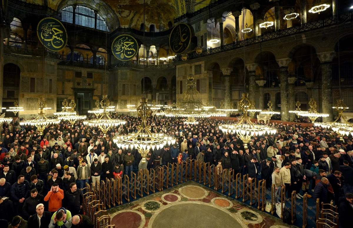 Ayasofya'da Miraç Kandili coşkusu: Dünyanın dört bir yanından müslümanlar buluştu