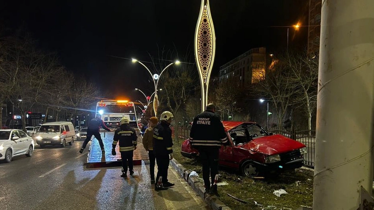 Yozgat'ta feci kaza: Otomobil üst geçide çarptı, yaralılar var