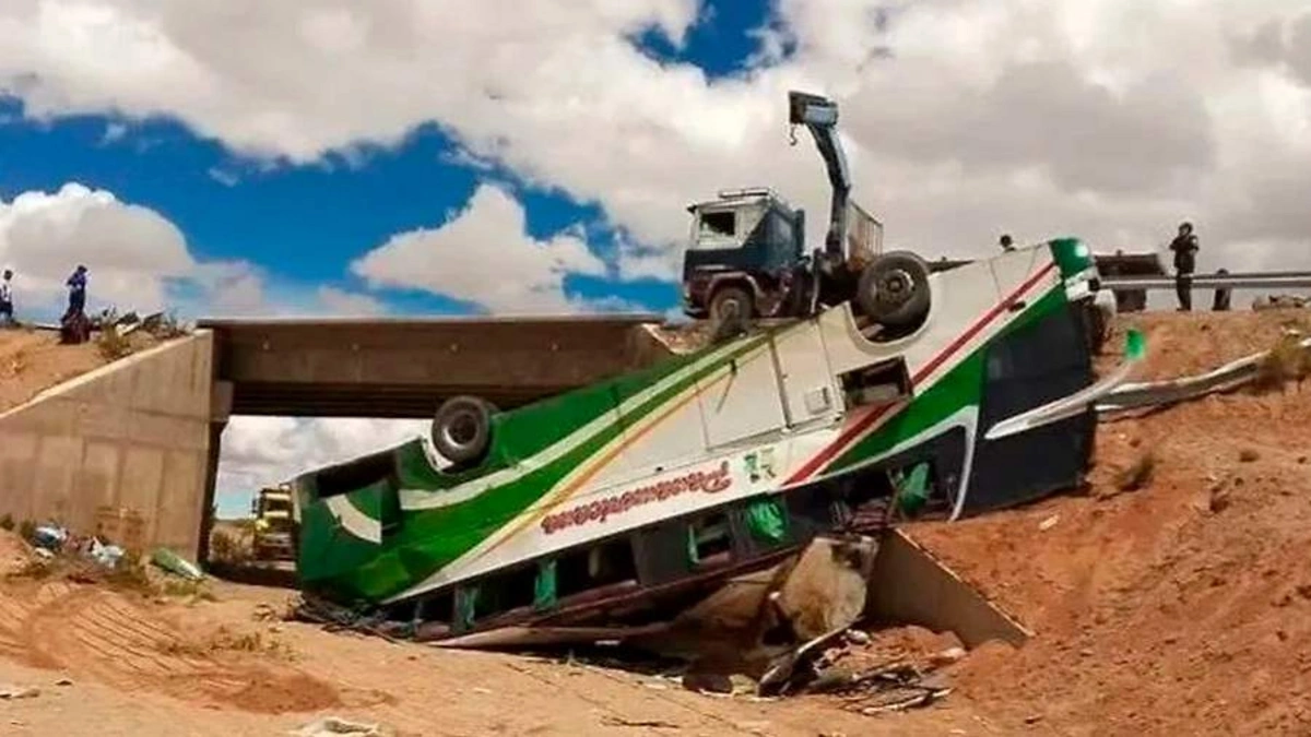 Bolivya'da otobüs devrildi: Çok sayıda ölü var