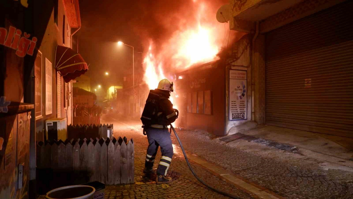 Edirne'de gece yarısı korku dolu anlar: 5 iş yeri küle döndü