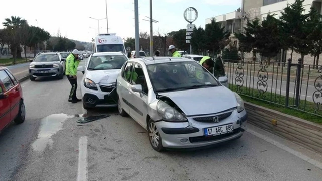 Çanakkale Belediye Başkanı Muharrem Erkek trafik kazası geçirdi