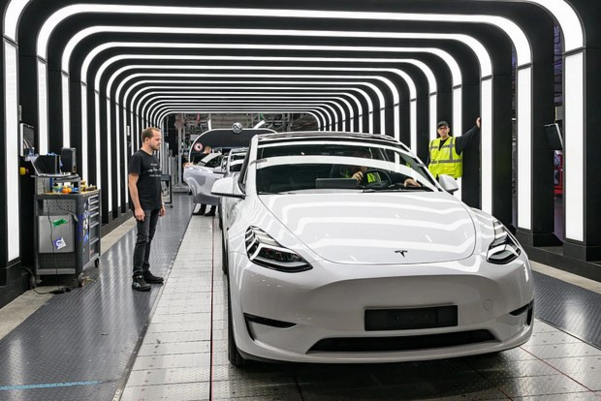 Tesla krizde: Şirketin net karı iki kattan fazla düştü