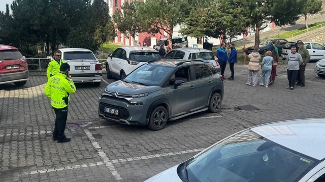 Aracı park etmeye çalışıyordu: Kadın sürücü yanlışlıkla kocasını ezdi