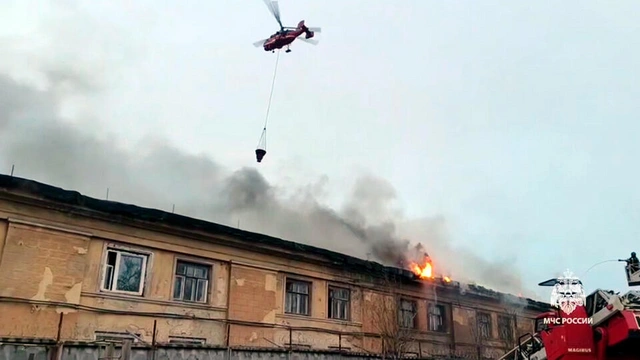 Четыре вертолета тушат пожар на северо-западе Москвы